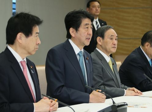 安倍总理在总理大臣官邸召开了第4次成为国际性威胁的感染症对策相关阁僚会议。