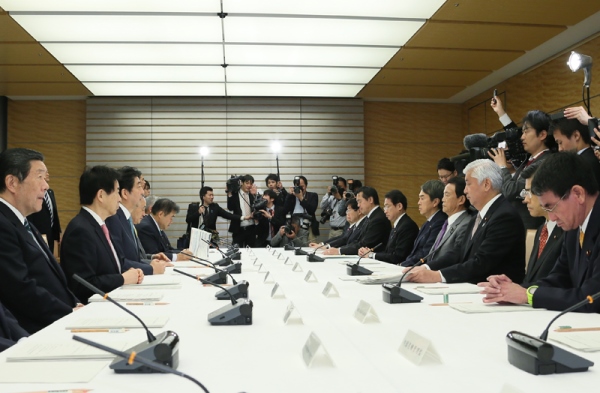 安倍总理在总理大臣官邸召开了第4次成为国际性威胁的感染症对策相关阁僚会议。