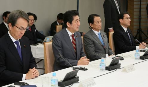 安倍总理在总理大臣官邸召开了第4次国际金融经济分析会议。
