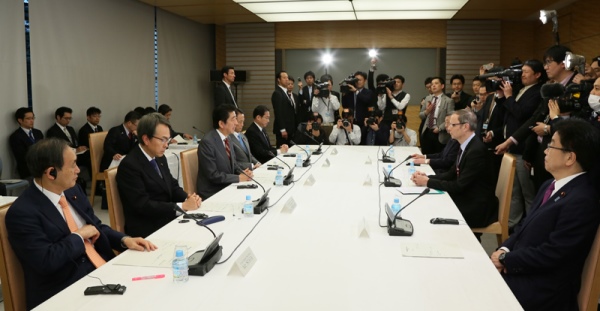 安倍总理在总理大臣官邸召开了第4次国际金融经济分析会议。