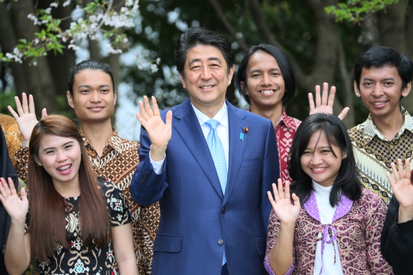 安倍总理在总理大臣官邸接受了印度尼西亚学生日语剧团“en塾”代表的拜会。
