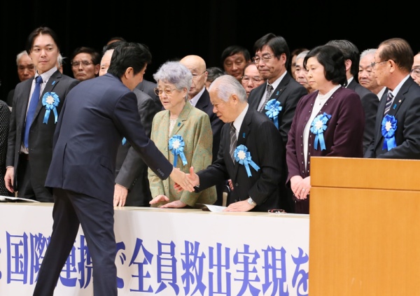 安倍总理出席了在东京都内举行的“仍未结束、坚持到底，通过制裁与国际合作实现救出全员！国民大集会”。