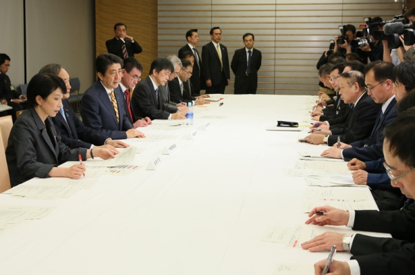 安倍总理在总理大臣官邸出席了“2016年震源在熊本县熊本地区的地震紧急灾害对策本部会议”（第1次）。
