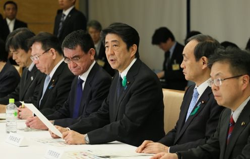 安倍总理在总理大臣官邸出席了“2016年震源在熊本县熊本地区的地震紧急灾害对策本部会议”（第4次）。