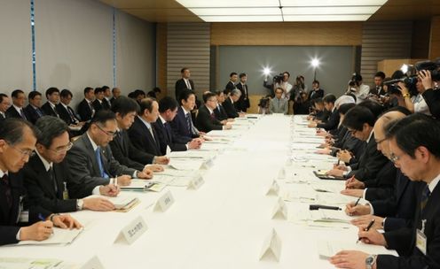 安倍总理在总理大臣官邸出席了“2016年震源在熊本县熊本地区的地震紧急灾害对策本部会议”（第16次）。