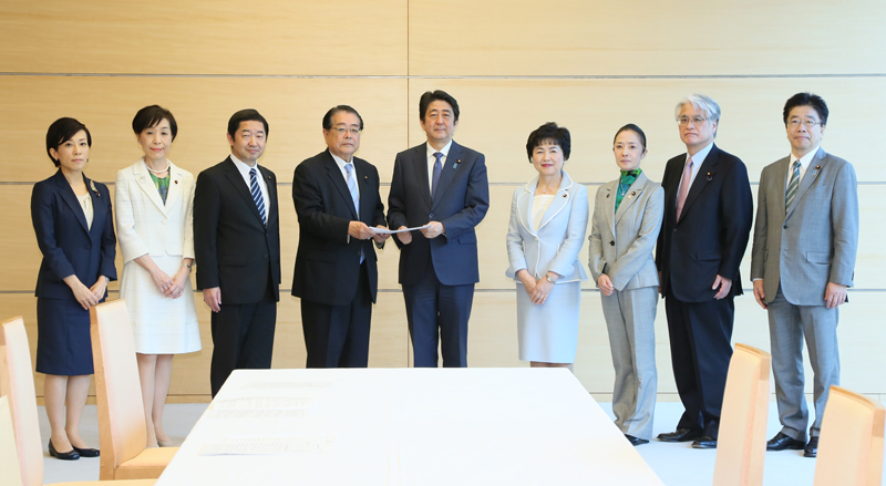 安倍总理在总理大臣官邸接受了公明党提出的“有关日本一亿总活跃计划制定提议”的要求。