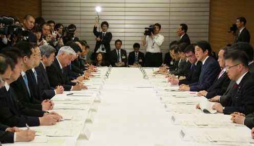 安倍总理在总理大臣官邸出席了“2016年震源在熊本县熊本地区的地震紧急灾害对策本部会议”（第17次）。