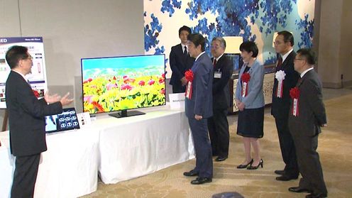 安倍总理出席了在东京都内举行的“CEATEC JAPAN 2016”开幕招待会。