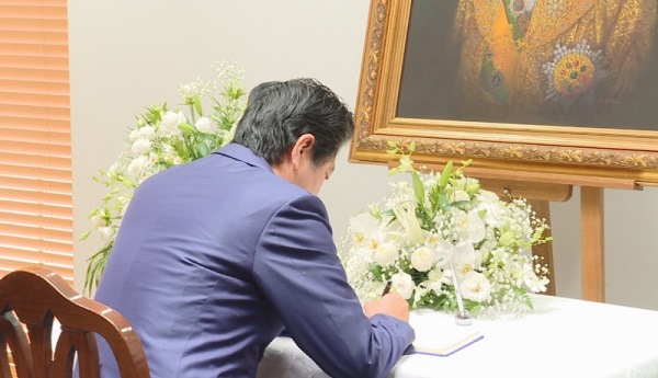 安倍总理在泰王国的国王普密蓬·阿杜德陛下逝世之际，前往泰王国驻日大使馆吊唁，并在吊唁簿上题词。