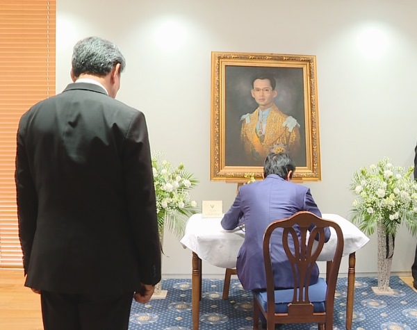 安倍总理在泰王国的国王普密蓬·阿杜德陛下逝世之际，前往泰王国驻日大使馆吊唁，并在吊唁簿上题词。