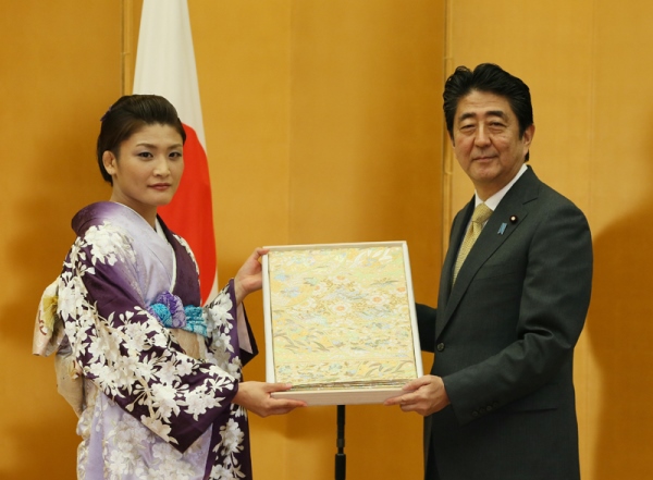 安倍总理在总理大臣官邸为伊调馨女士举行了国民荣誉奖表彰仪式，并颁发了奖状、奖牌及纪念品。