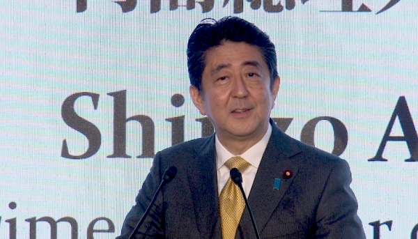 安倍总理出席了在东京都内举行的体育文化世界论坛官方晚宴。