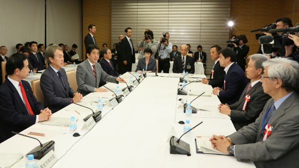 安倍总理在总理大臣官邸召开了2016年第17次经济财政咨询会议。