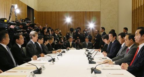安倍总理在总理大臣官邸召开了第14次宇宙开发战略本部会议。