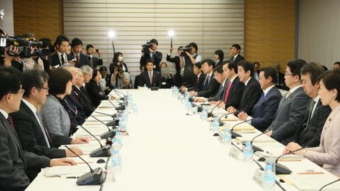 安倍总理在总理大臣官邸召开了第11次城镇・居民・工作创生会议。