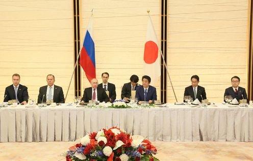 安倍总理在总理大臣官邸与俄罗斯总统普京举行了首脑会谈等。