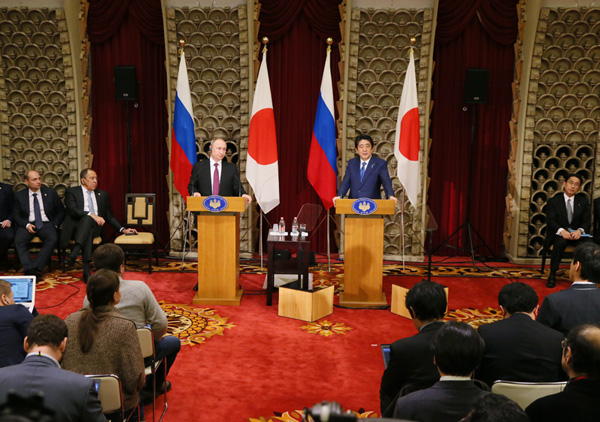 安倍总理在总理大臣官邸与俄罗斯总统普京举行了首脑会谈等。