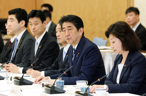 安倍总理召开了与都道府县议会议长的恳谈会。