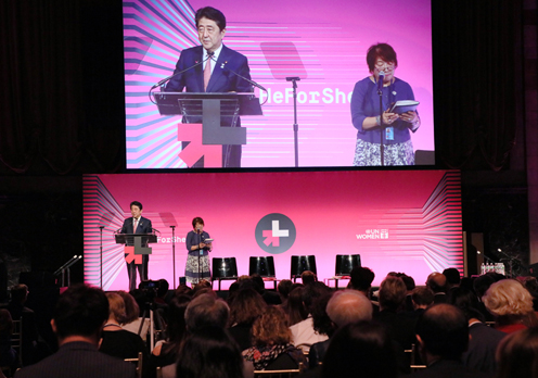 在HeForShe IMPACT10×10×10 男女平等报告发布仪式上演讲的安倍总理2
