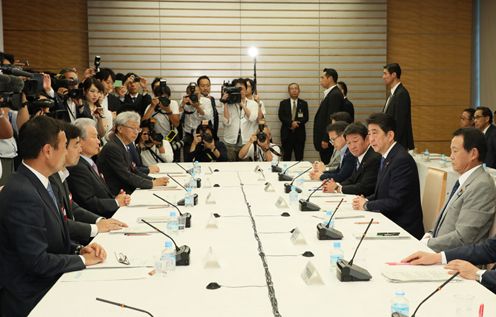 安倍总理在总理大臣官邸召开了2017年第13次经济财政咨询会议。