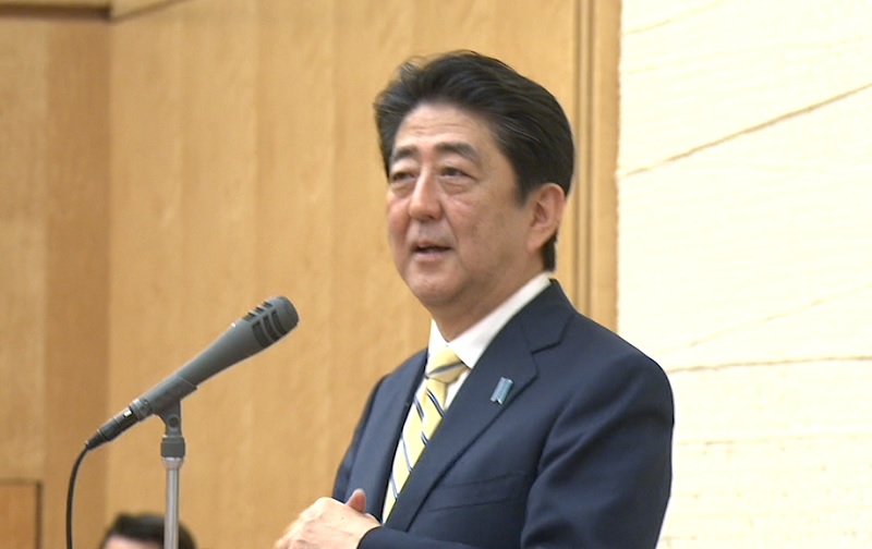 安倍总理在总理大臣官邸出席了与日本学术会议第24届会员的恳谈会。