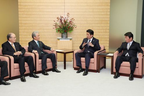 安倍总理在总理大臣官邸接受了经济团体提出的跨太平洋伙伴关系协议（TPP）相关的要求。