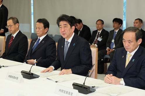 安倍总理在总理大臣官邸召开了第9次原子能防灾会议。