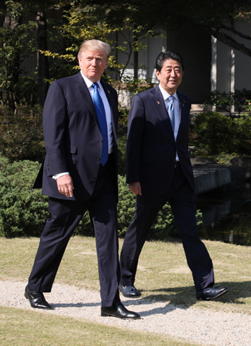 两国首脑在赤坂迎宾馆散步1