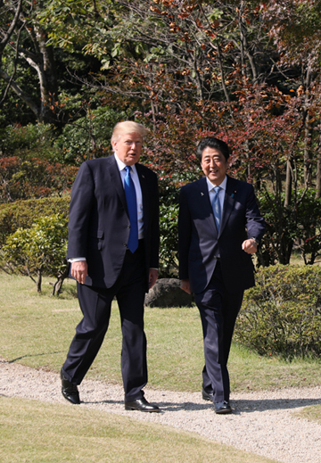 两国首脑在赤坂迎宾馆散步2