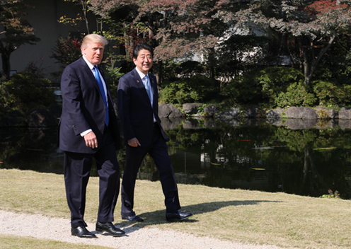 两国首脑在赤坂迎宾馆散步3