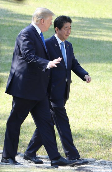 两国首脑在赤坂迎宾馆散步4