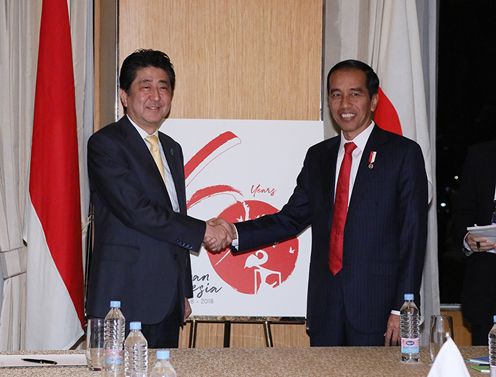 安倍总理与印度尼西亚总统佐科握手