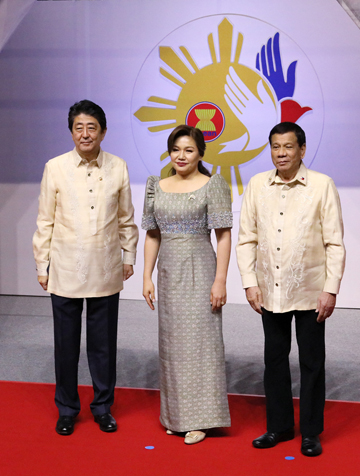 安倍总理受到菲律宾总统杜特尔特的迎接