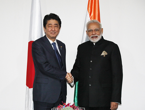 安倍总理与印度总理莫迪握手
