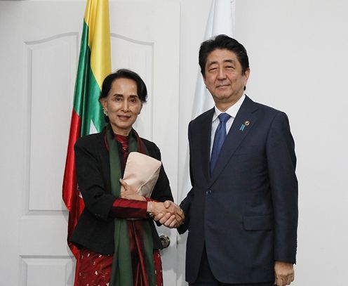 安倍总理与缅甸国务资政昂山素季握手