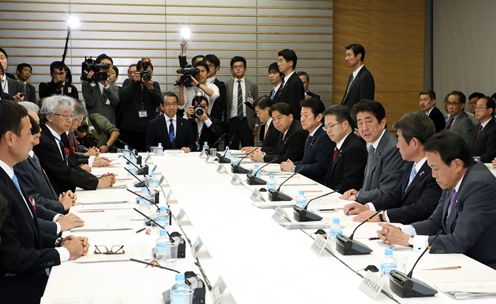 安倍总理在总理大臣官邸召开了“2017年第15次经济财政咨询会议”・“第32次综合科学技术・创新会议”联合会议。