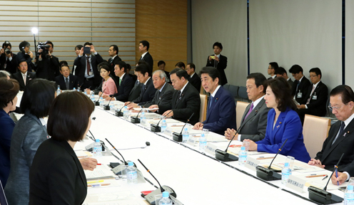 安倍总理在总理大臣官邸召开了“第13次城市・居民・工作创生本部”会议。
