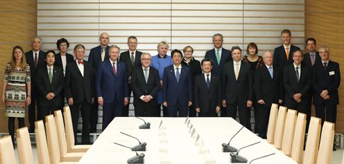 安倍总理在总理大臣官邸接受了日德论坛出席人员一行的拜会。