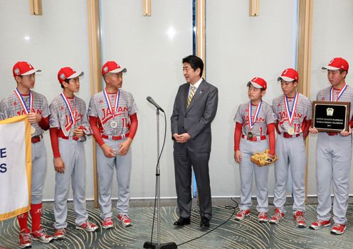 安倍总理在总理大臣官邸接受了少年棒球联盟世界大赛冠军队（东京北砂少年棒球联盟）的拜访。