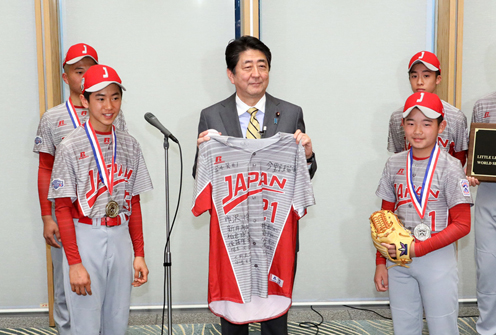 安倍总理在总理大臣官邸接受了少年棒球联盟世界大赛冠军队（东京北砂少年棒球联盟）的拜访。