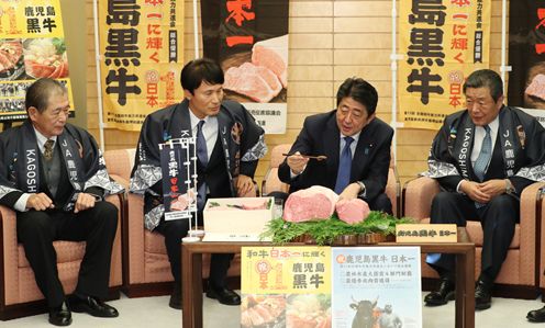 安倍总理在总理大臣官邸接受了“鹿儿岛黑牛”荣获日本第一和牛的报告。