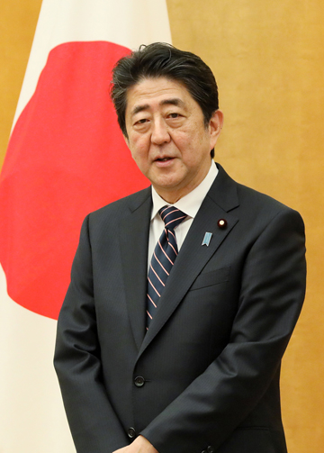 安倍总理出席了在总理大臣官邸举行的第1届日本医疗研究开发大奖表彰仪式。
