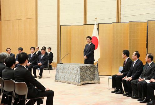 安倍总理出席了在总理大臣官邸举行的第1届日本医疗研究开发大奖表彰仪式。