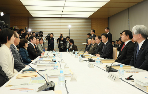 安倍总理在总理大臣官邸召开了第41次教育再生实行会议。