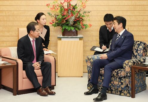 安倍总理在总理大臣官邸接受了大韩民国的自由韩国党代表洪准杓一行的拜会。