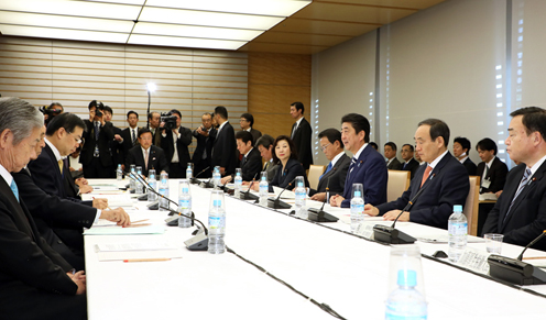 安倍总理在总理大臣官邸出席了2017年度第3次中央与地方协商会议。