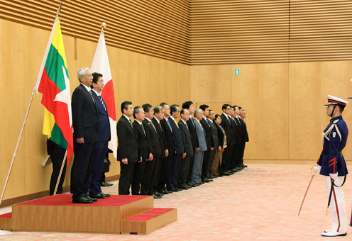 安倍总理在总理大臣官邸与缅甸联邦共和国总统吴廷觉举行了首脑会谈等。