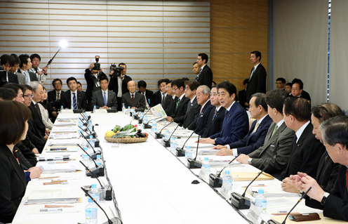 安倍总理在总理大臣官邸召开了第14次城镇・居民・工作创生会议。