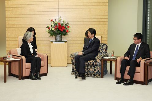 安倍总理在总理大臣官邸接受了大韩民国外交部长康京和的拜会。