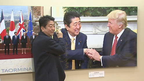 安倍总理访问了在东京都内举行的第58届2017年报道摄影展。